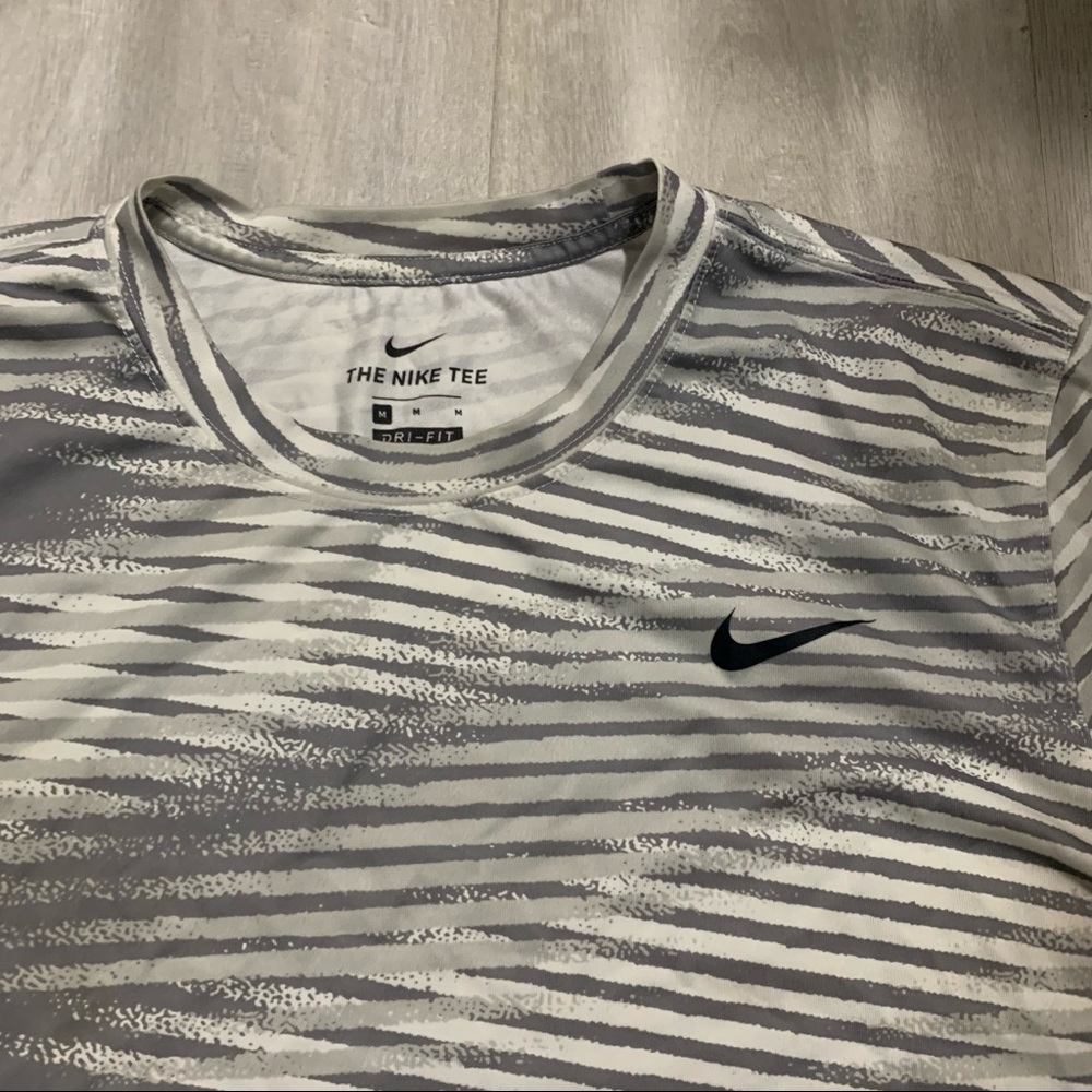 The Nike Tee Gray White Striped Top Sz M - Picture 5 of 6